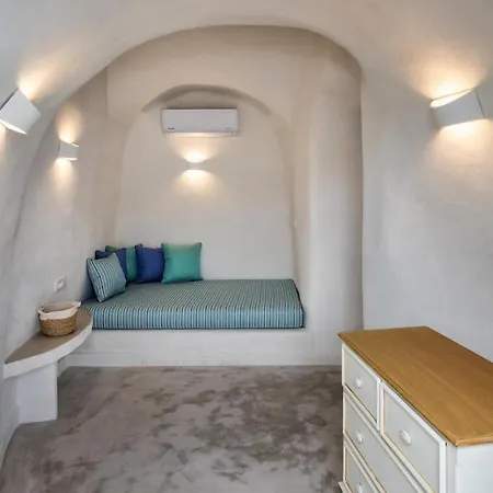 Gilbert's Cave With Cave Jacuzzi * Megalochori (Santorini)