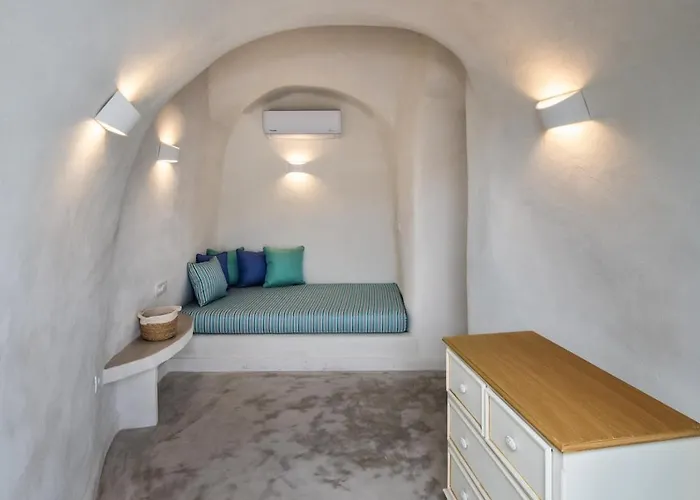 Gilbert's Cave With Cave Jacuzzi * Megalochori (Santorini)