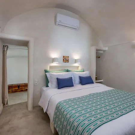 Gilbert's Cave With Cave Jacuzzi Megalochori (Santorini)